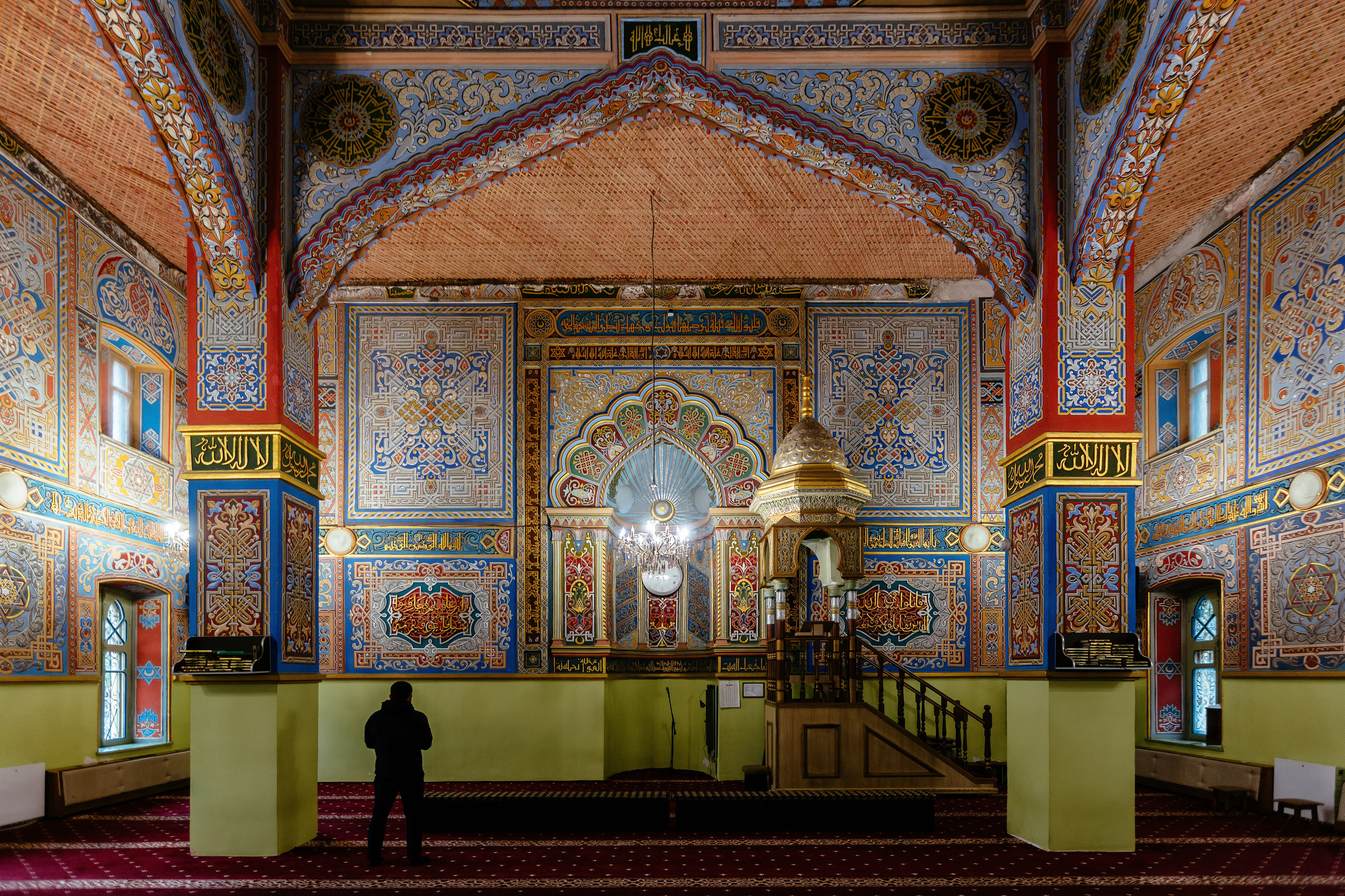 Muhtarov Camii'nin adeta masallardan çıkma iç mekân süslemeleri göz alıcıdır.