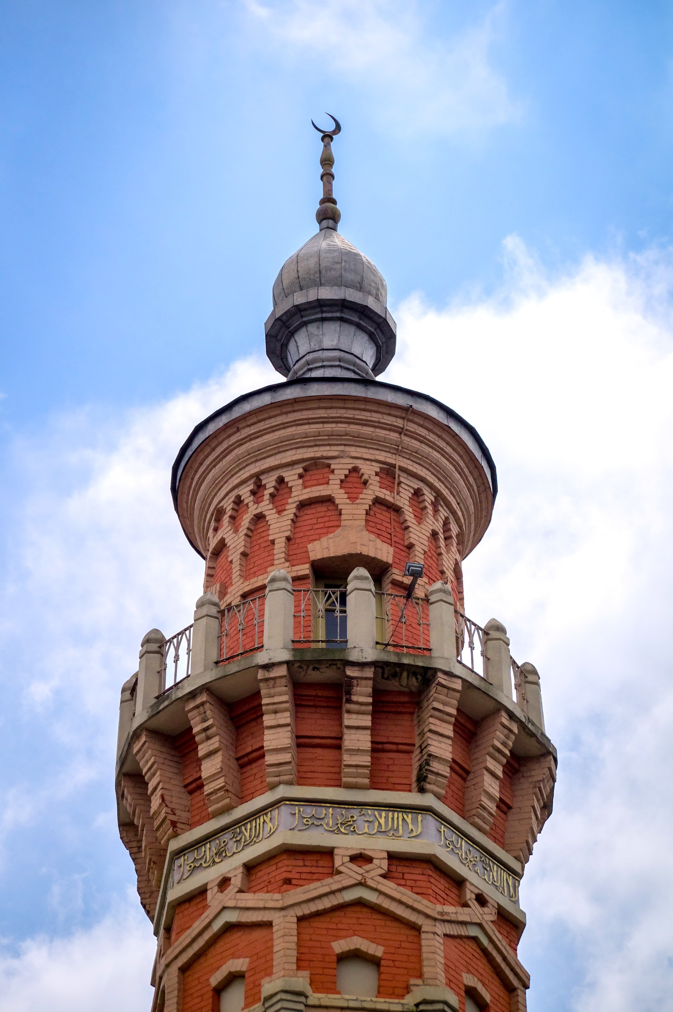 Caminin genelinde olduğu gibi minareler de beyaz kireç taşı ve kırmızı tuğlalarla örülmüştür.