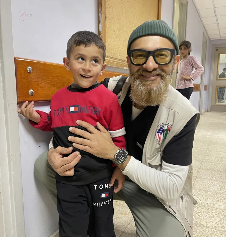 Kanadalı cerrah Dr. Yaser Han, Han Yunus yakınlarındaki Avrupa Hastanesi'ne sığınan Filistinli bir çocukla birlikte. Han, yakın zamanda Gazze'deki ikinci tıbbî görevinden döndü.