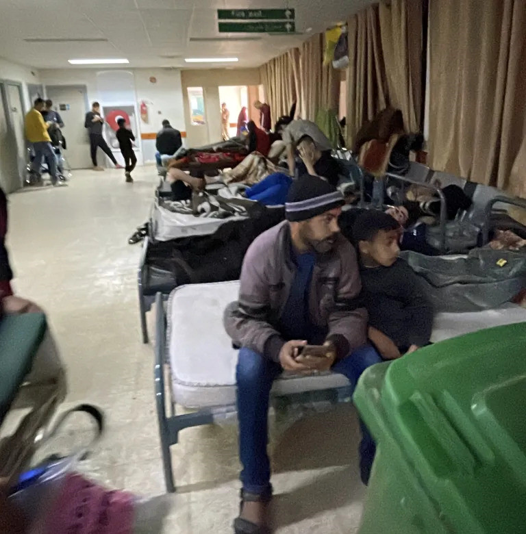 Resmî olarak 240 yataklı Avrupa Hastanesi'nin kapasitesi yüzde 300'ün üzerine çıktı. Yerinden edilmiş pek çok kişi hastanenin koridorlarında geçici barınaklar kurdu. Dr. Han, 'Koridorlarda artık hareket edecek yer yok. Hastanenin sterilliği önemli ölçüde azaldı.' diyor.