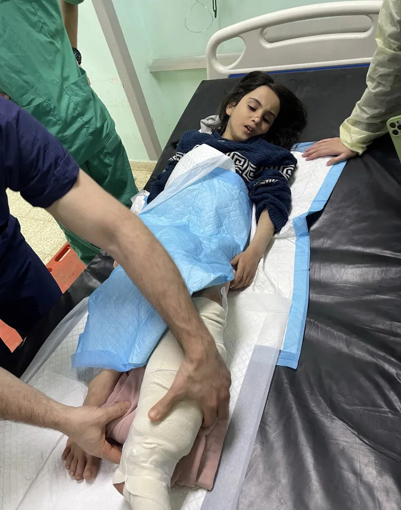 8 yaşındaki Filistinli kız, İsrail saldırısı sonrasında ölen iki akrabasıyla birlikte 12 saat boyunca enkaz altında kaldı. Saldırıda, annesi ve diğer kardeşleri de ölmüştü. Babası karısını ve öldürülen çocuklarını gömmeye çalışırken, bu kız tek başına, bacağındaki kırığı tedavi ettiriyordu.