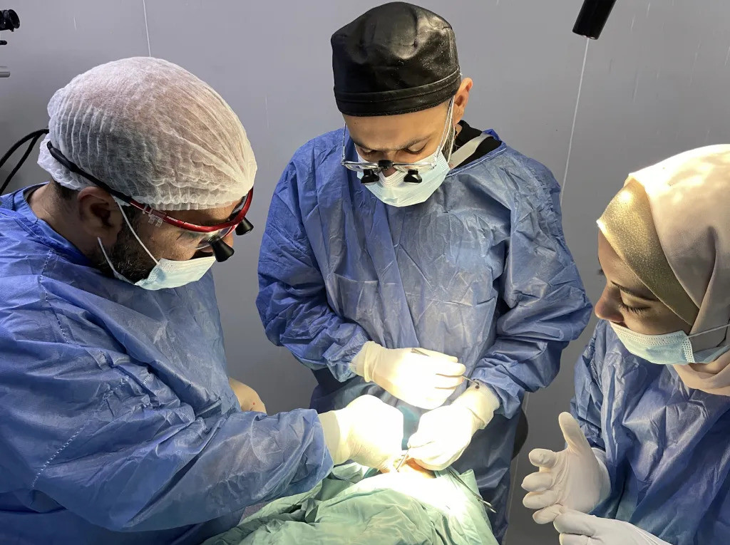 Dr. Han, mart ayı başlarında Gazze'deki Avrupa Hastanesi'nde bir hastayı ameliyat ederken. Han, Gazze'deki Filistinli doktorların her gün, şimdiye kadar gördükleri en korkunç patlayıcı travmalar üzerinde çalıştıklarını söylüyor.