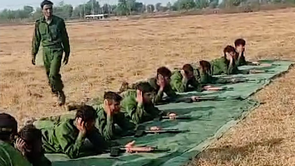 Görgü tanıkları, Myanmar'da ordu görevlilerinin yerinden edilmiş insanların yaşadığı kamplarda dolaşarak genç Müslüman erkeklere askerî eğitim için rapor vermelerini emrettiğini söylüyor.