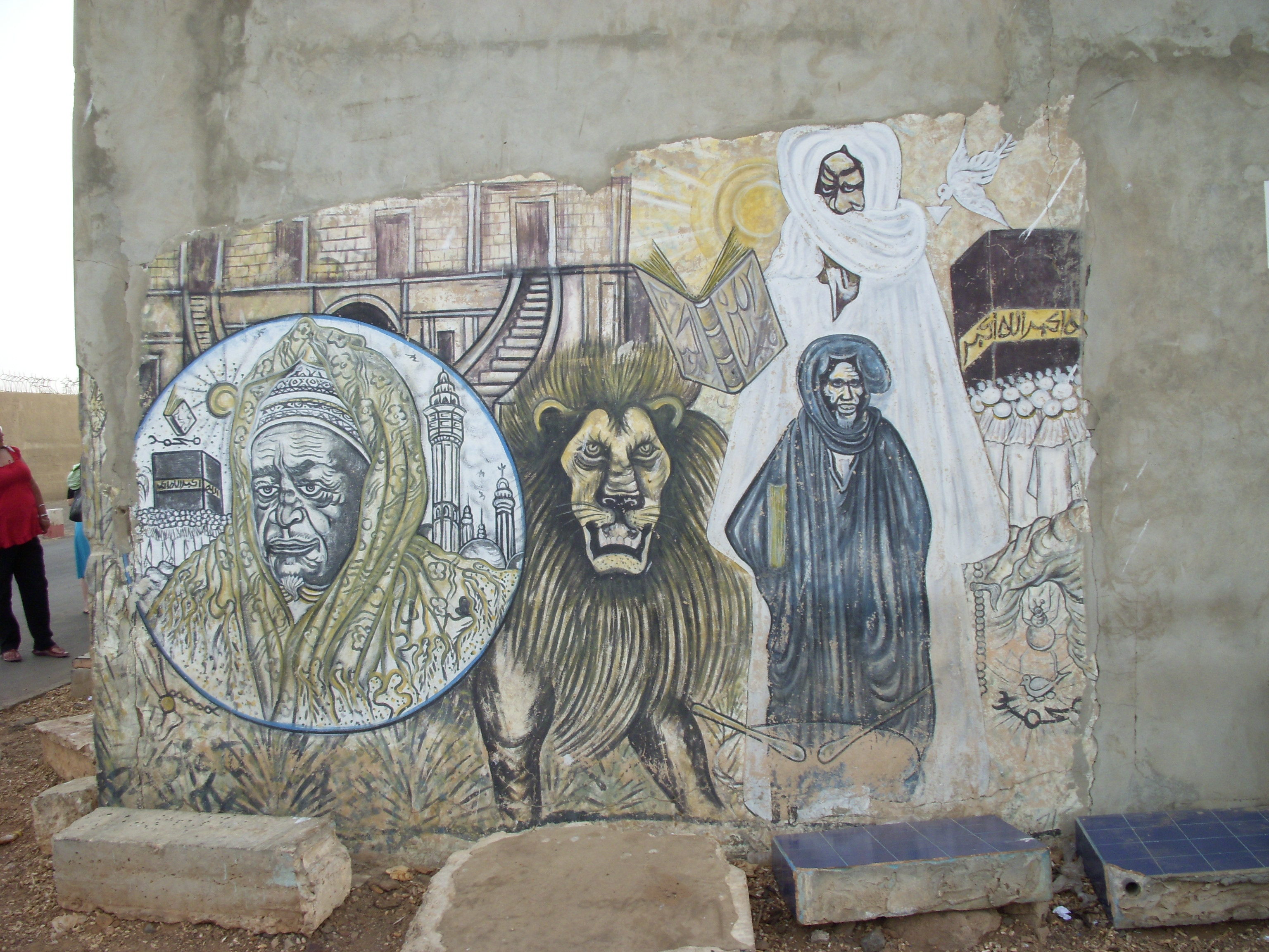 Senegal'in başkenti Dakar'da, Ahmadu Bamba, Mame İbrahima Fall ve Serigne Fallou'yu tasvir eden bir duvar resmi.