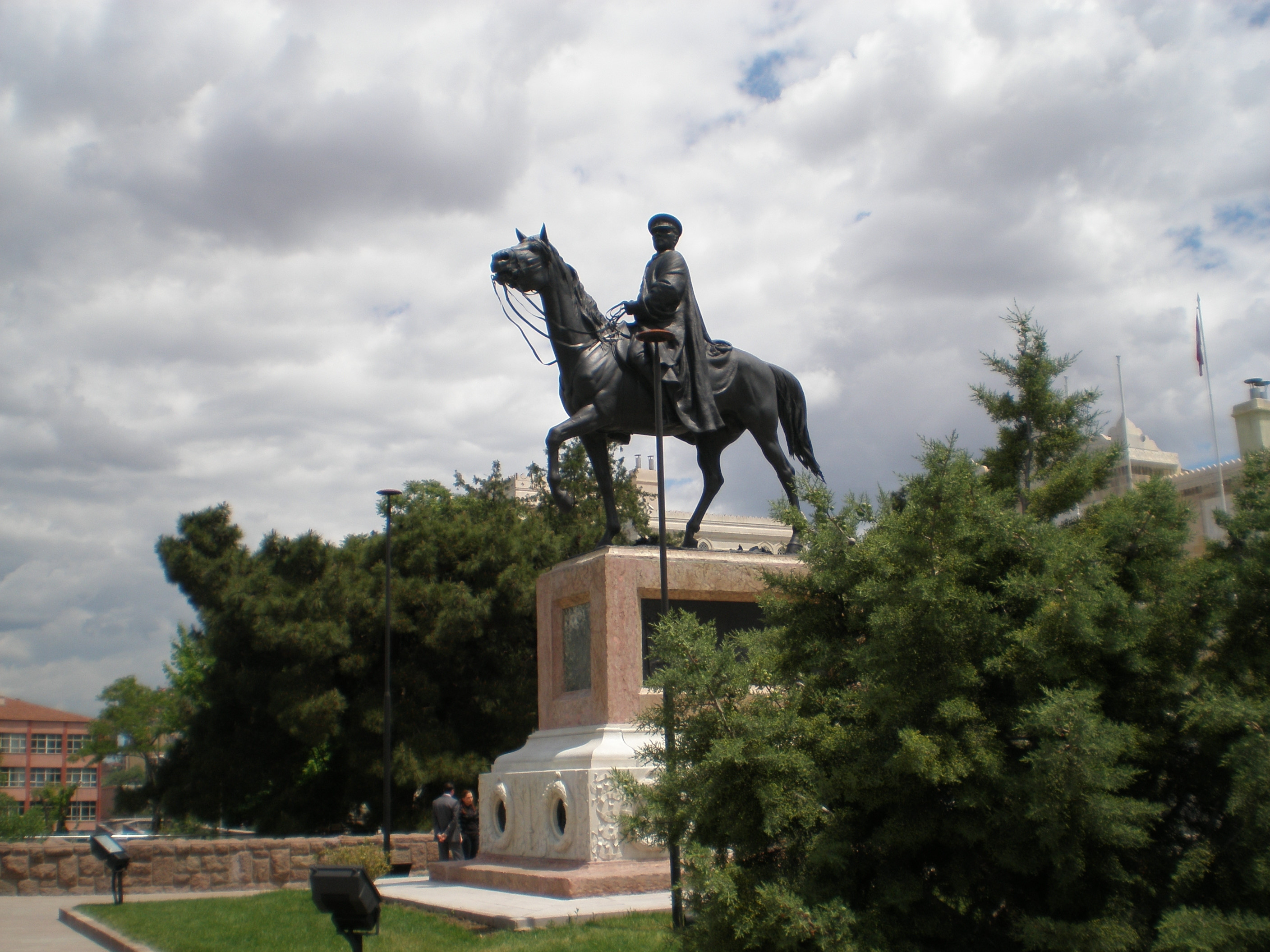 Pietro Canonica tarafından gerçekleştirilen atlı Atatürk heykeli. 