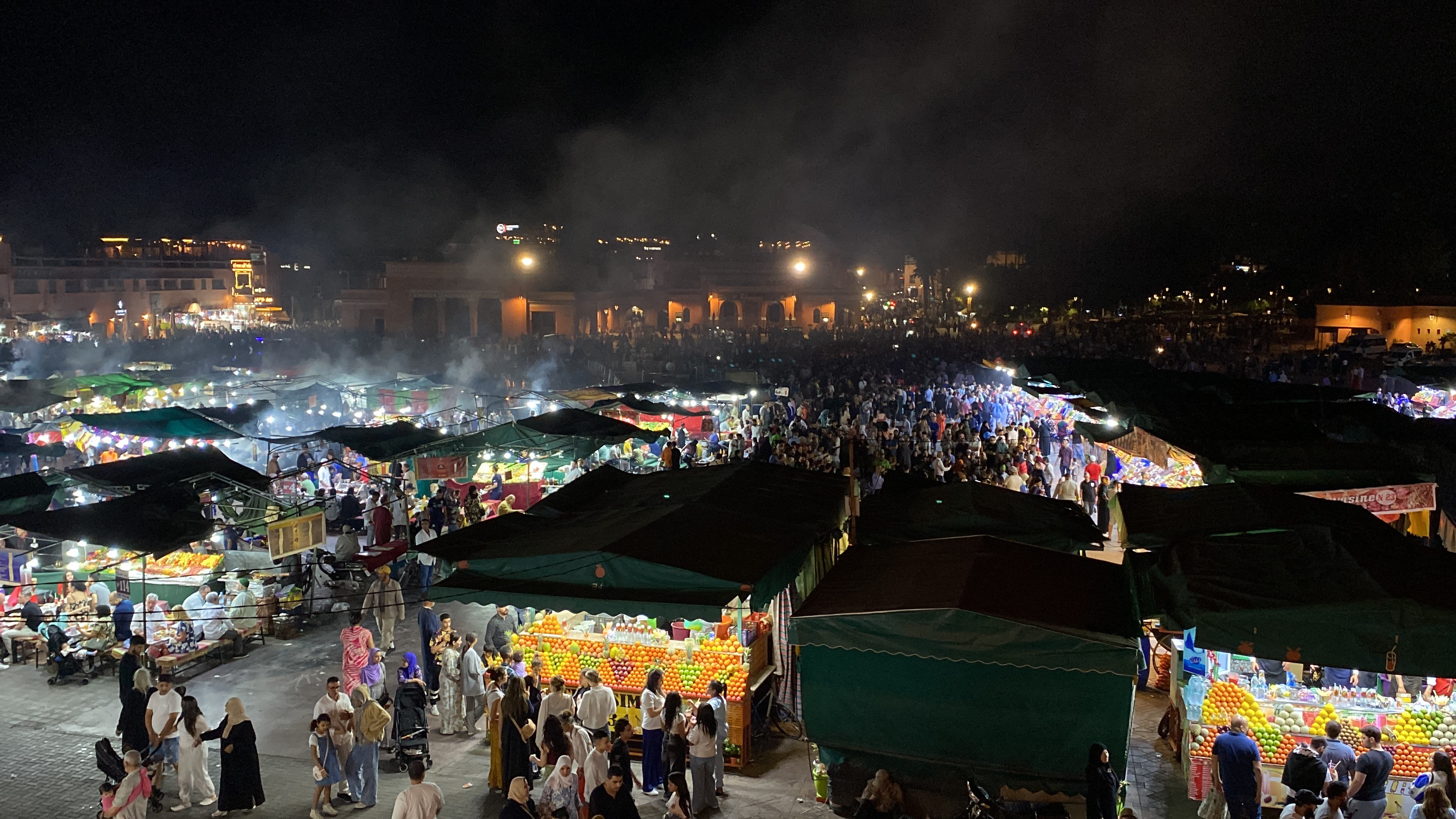 Akşam vakti Câmiu'l-Fenâ Meydanı.