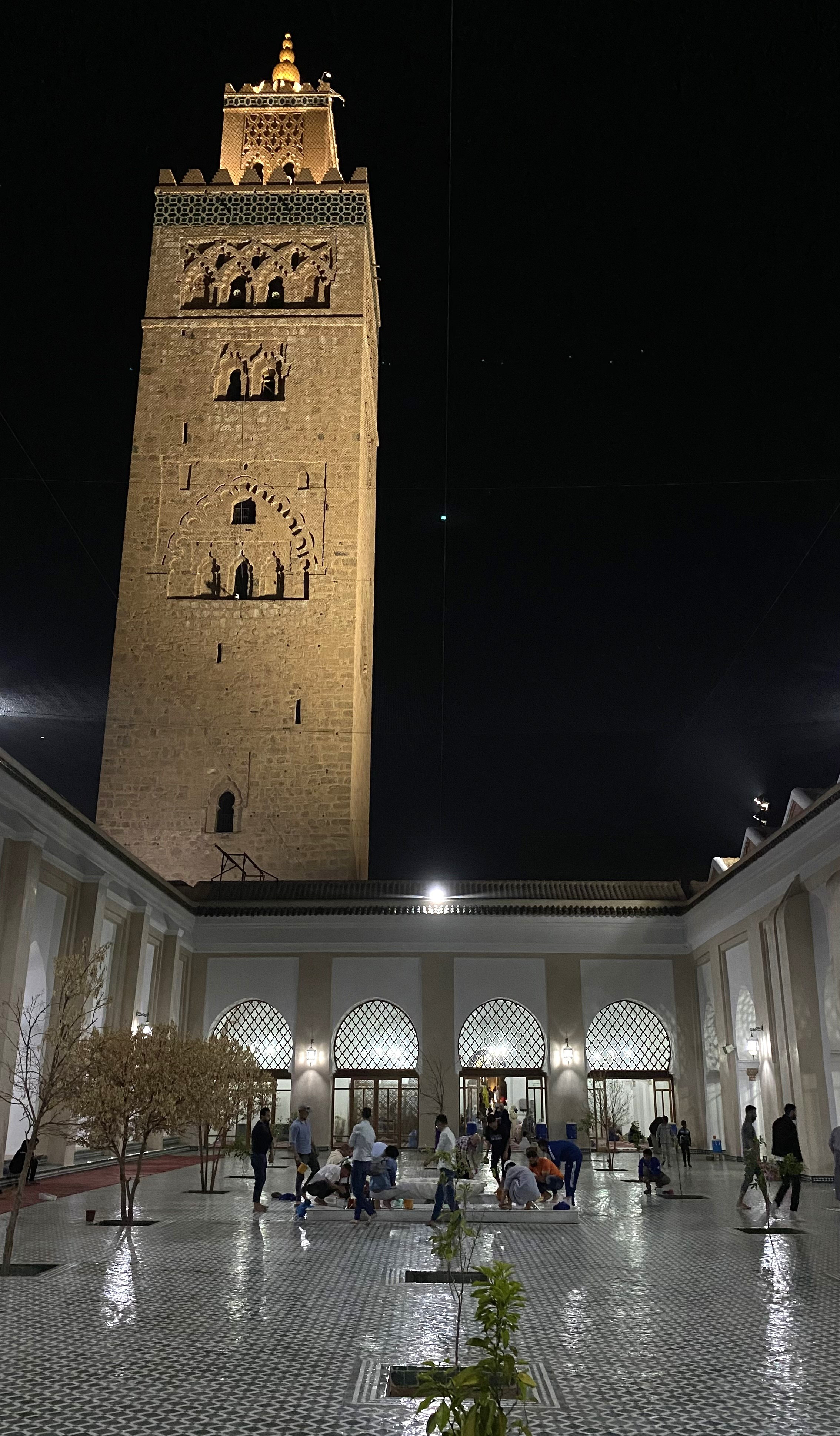 Akşam vakti Kutubiye Camii'nin minaresi.