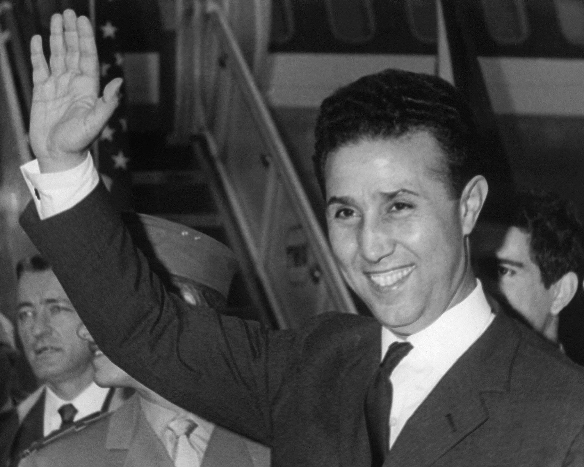 Cezayir'deki Fransız işgaline karşı verilen bağımsızlık mücadelesinin liderlerinden Ahmed bin Bella, Eylül 1963'te devlet başkanı seçildi.