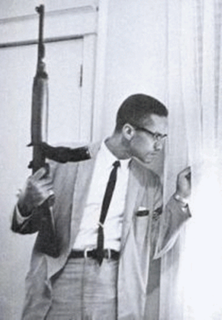 Malcolm X, ailesini korumaya çalışırken.